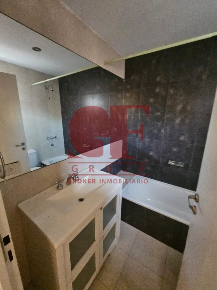 Hermosa casa con patio y parrilla . Luminosa con 5 dormitorios!!! en barrio tranquilo y cerca de avenidas. Con cochera cubierta