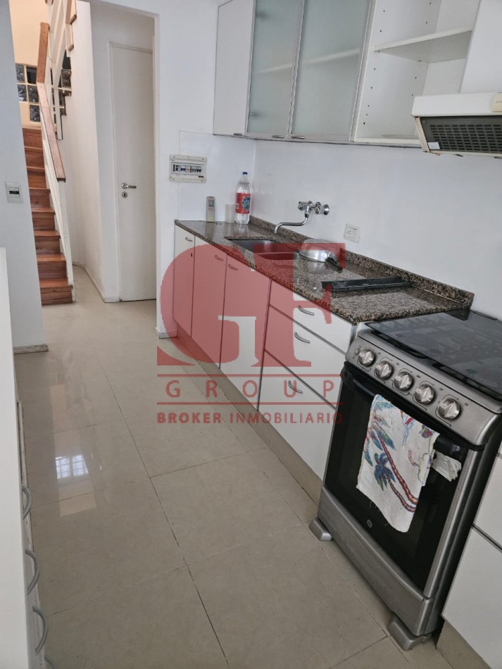 Hermosa casa con patio y parrilla . Luminosa con 5 dormitorios!!! en barrio tranquilo y cerca de avenidas. Con cochera cubierta