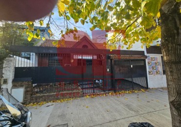 Hermosa casa con patio y parrilla . Luminosa con 4 dormitorios!!! en barrio tranquilo y cerca de avenidas. Con cochera cubierta