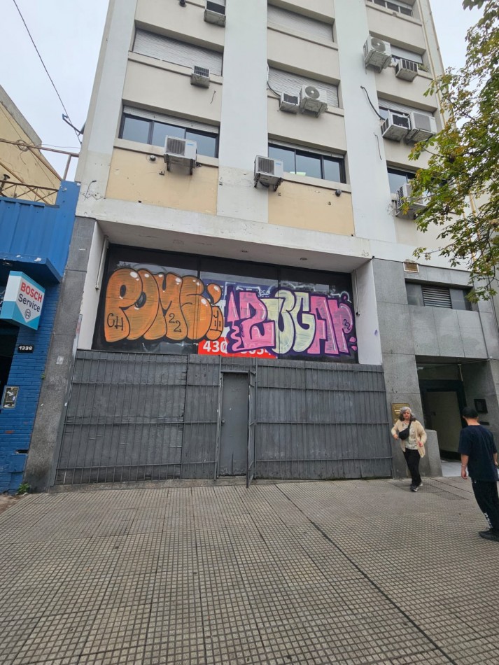 Importante Local sobre avenida , a metros de Estacion Constitucion y del microcentro