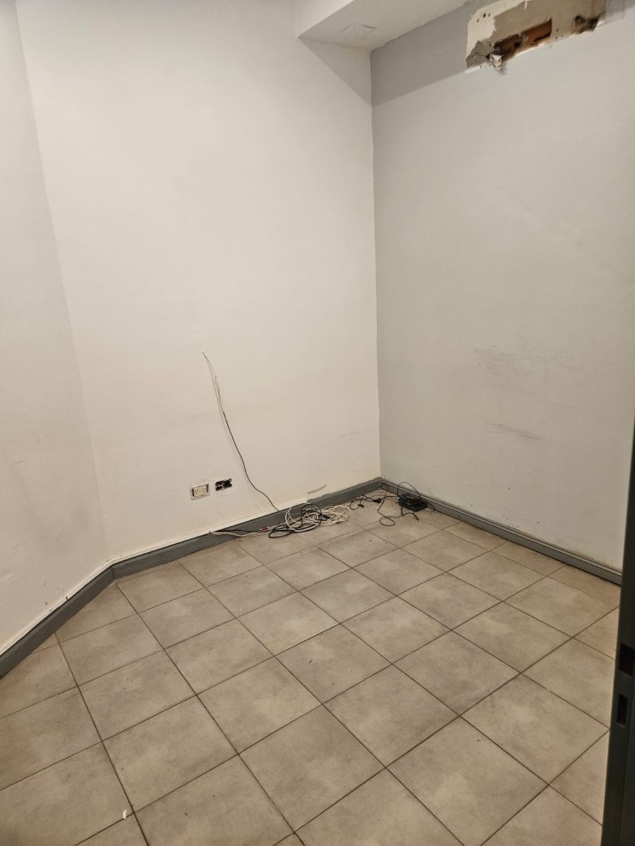 Importante salon en esquina, primer piso Multiuso / SIN EXPENSAS!!!