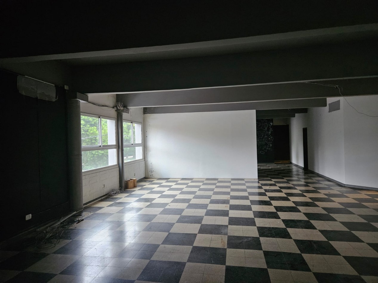 Importante salon en esquina, primer piso Multiuso / SIN EXPENSAS!!!