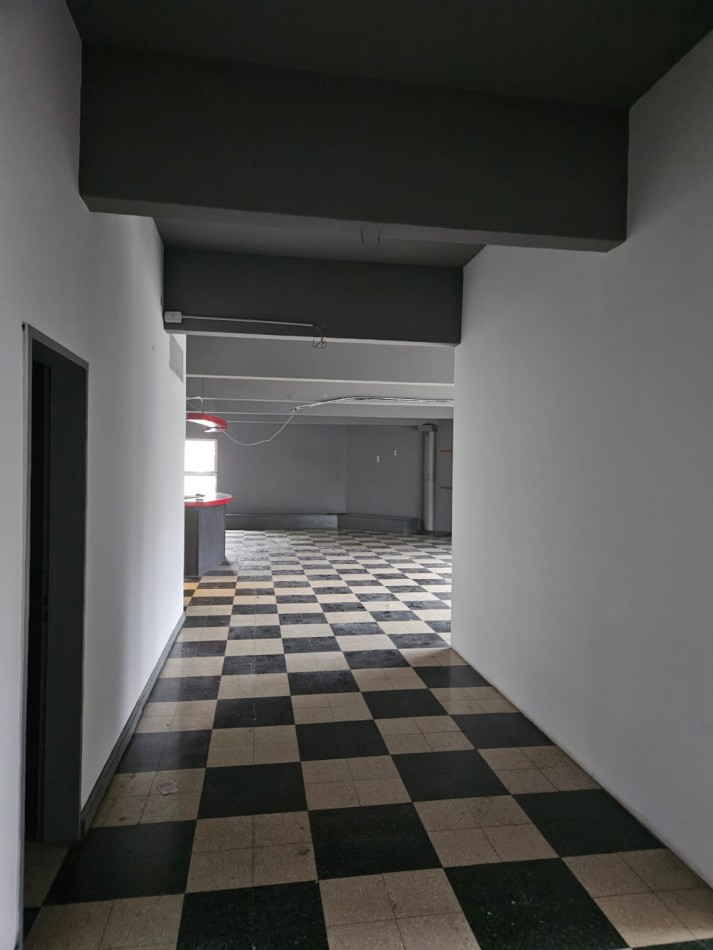 Importante salon en esquina, primer piso Multiuso / SIN EXPENSAS!!!
