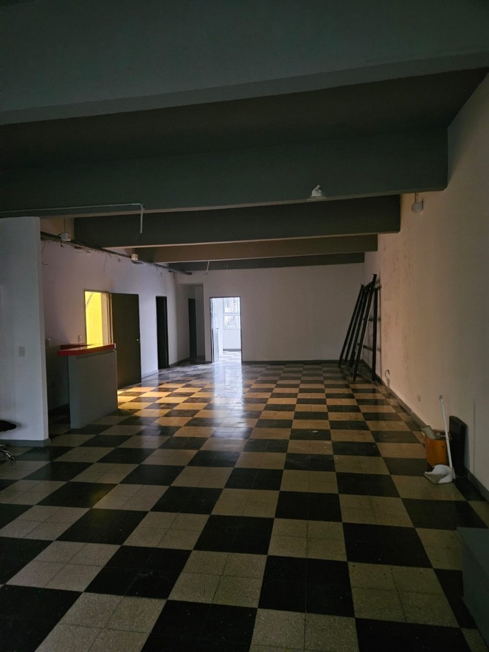 Importante salon en esquina, primer piso Multiuso / SIN EXPENSAS!!!