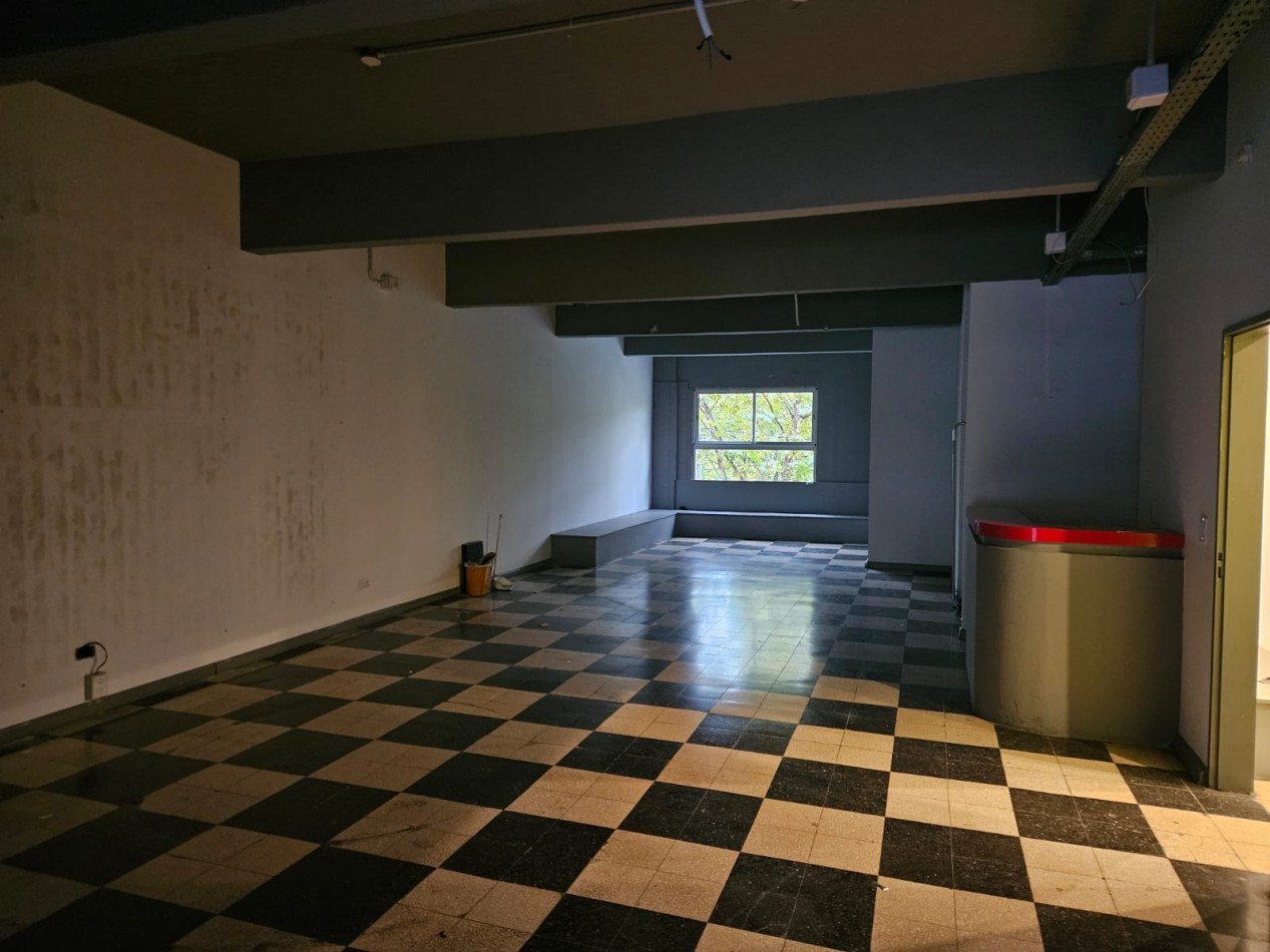 Importante salon en esquina, primer piso Multiuso / SIN EXPENSAS!!!