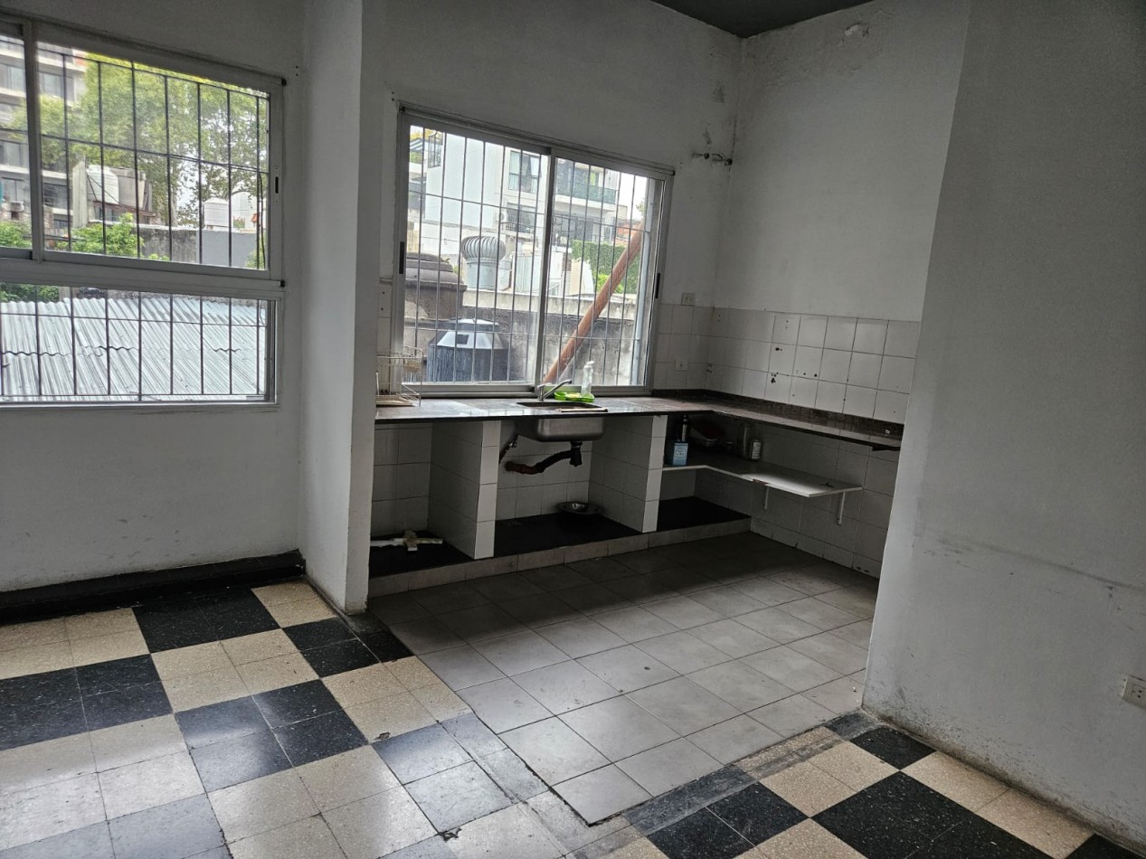 Importante salon en esquina, primer piso Multiuso / SIN EXPENSAS!!!