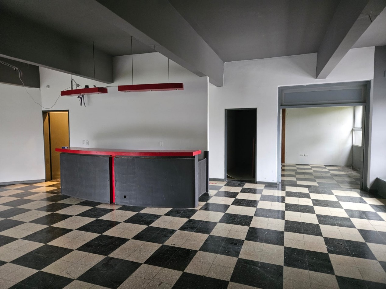 Importante salon en esquina, primer piso Multiuso / SIN EXPENSAS!!!