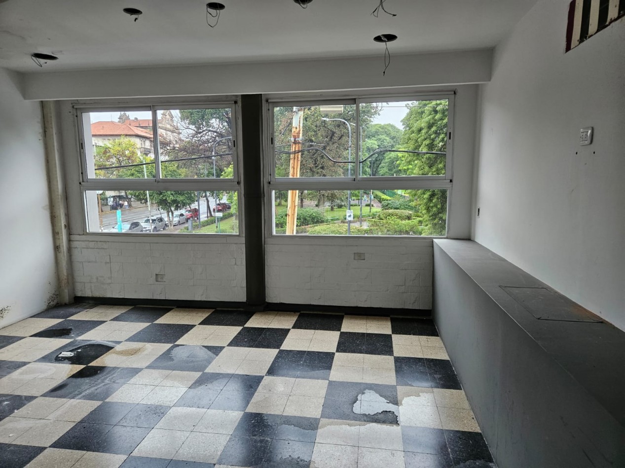 Importante salon en esquina, primer piso Multiuso / SIN EXPENSAS!!!