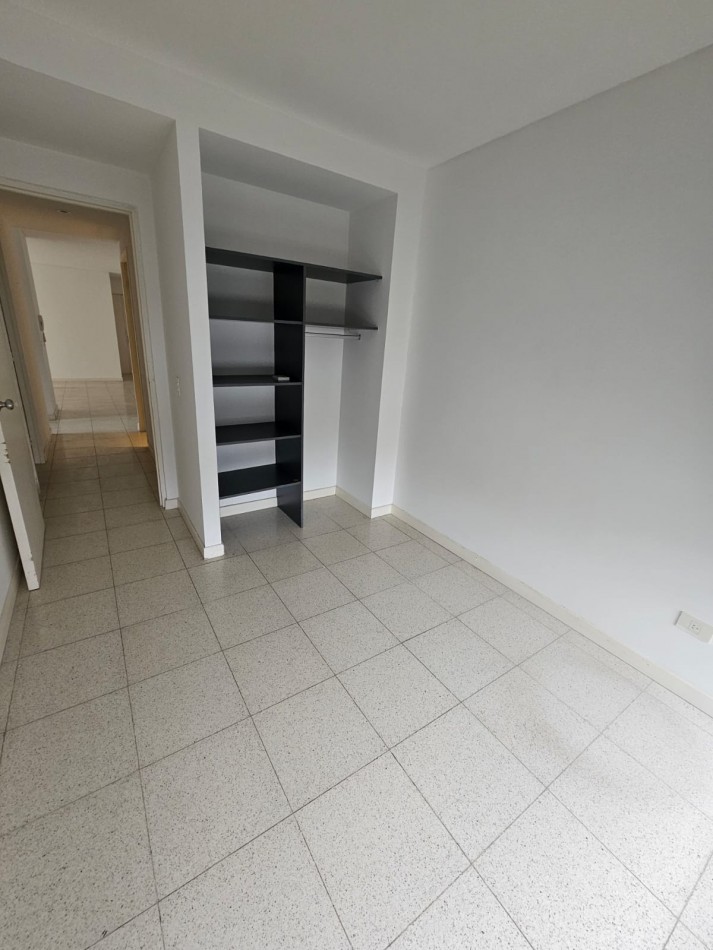 Excelente y amplio 3 ambientes con gran living y 2 banos completos mas cochera