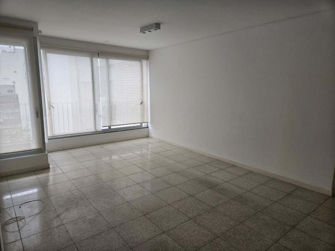 Excelente y amplio 3 ambientes con gran living y 2 banos completos mas cochera
