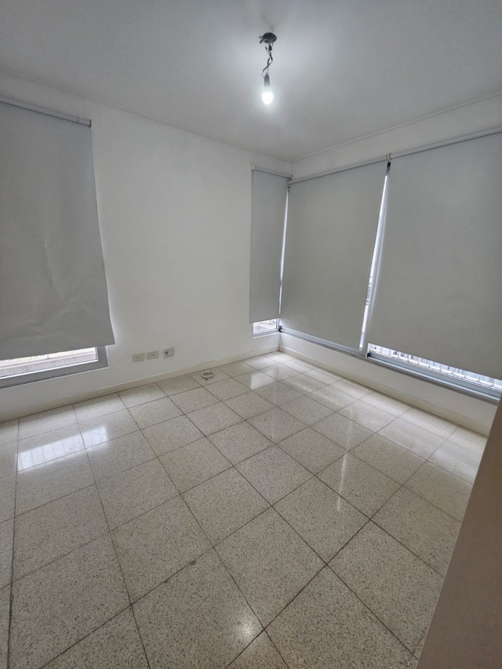 Excelente y amplio 3 ambientes con gran living y 2 banos completos mas cochera