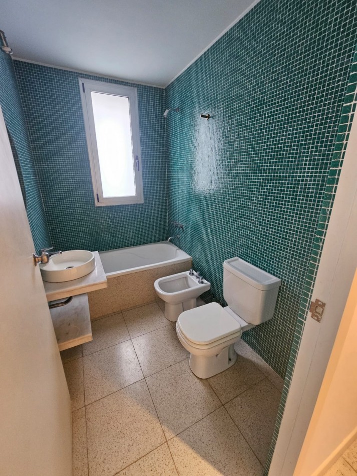 Excelente y amplio 3 ambientes con gran living y 2 banos completos mas cochera