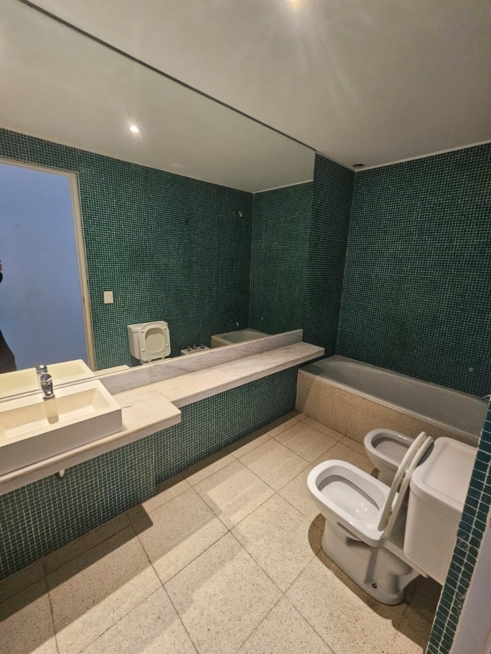 Excelente y amplio 3 ambientes con gran living y 2 banos completos mas cochera