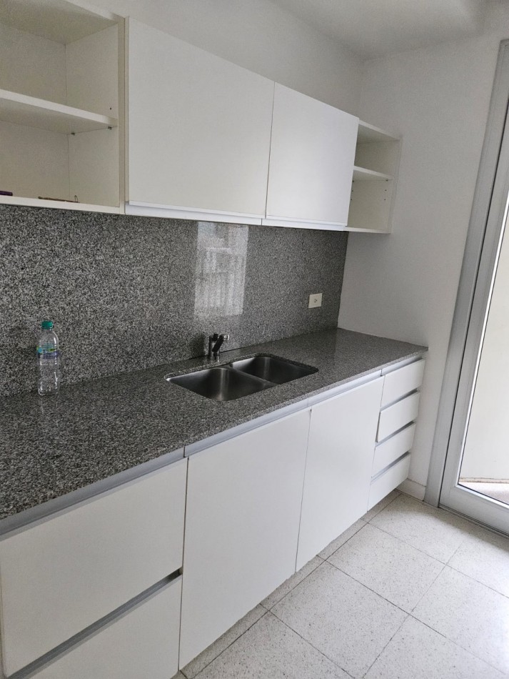 Excelente y amplio 3 ambientes con gran living y 2 banos completos mas cochera