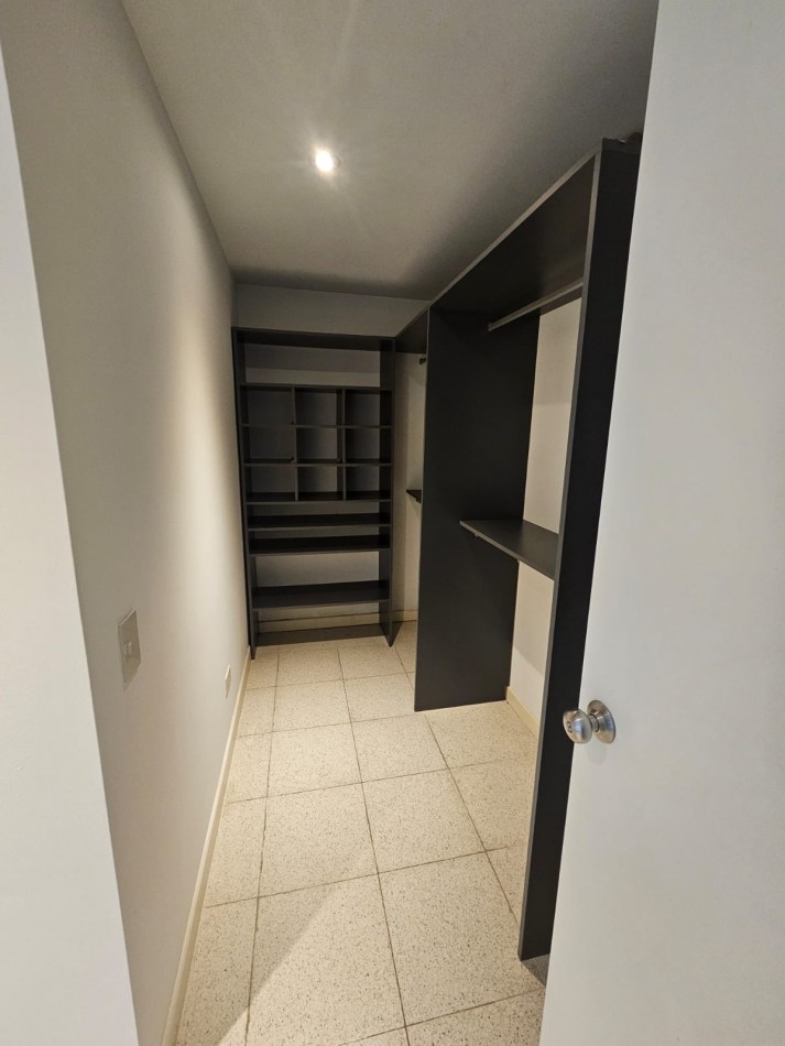 Excelente y amplio 3 ambientes con gran living y 2 banos completos mas cochera