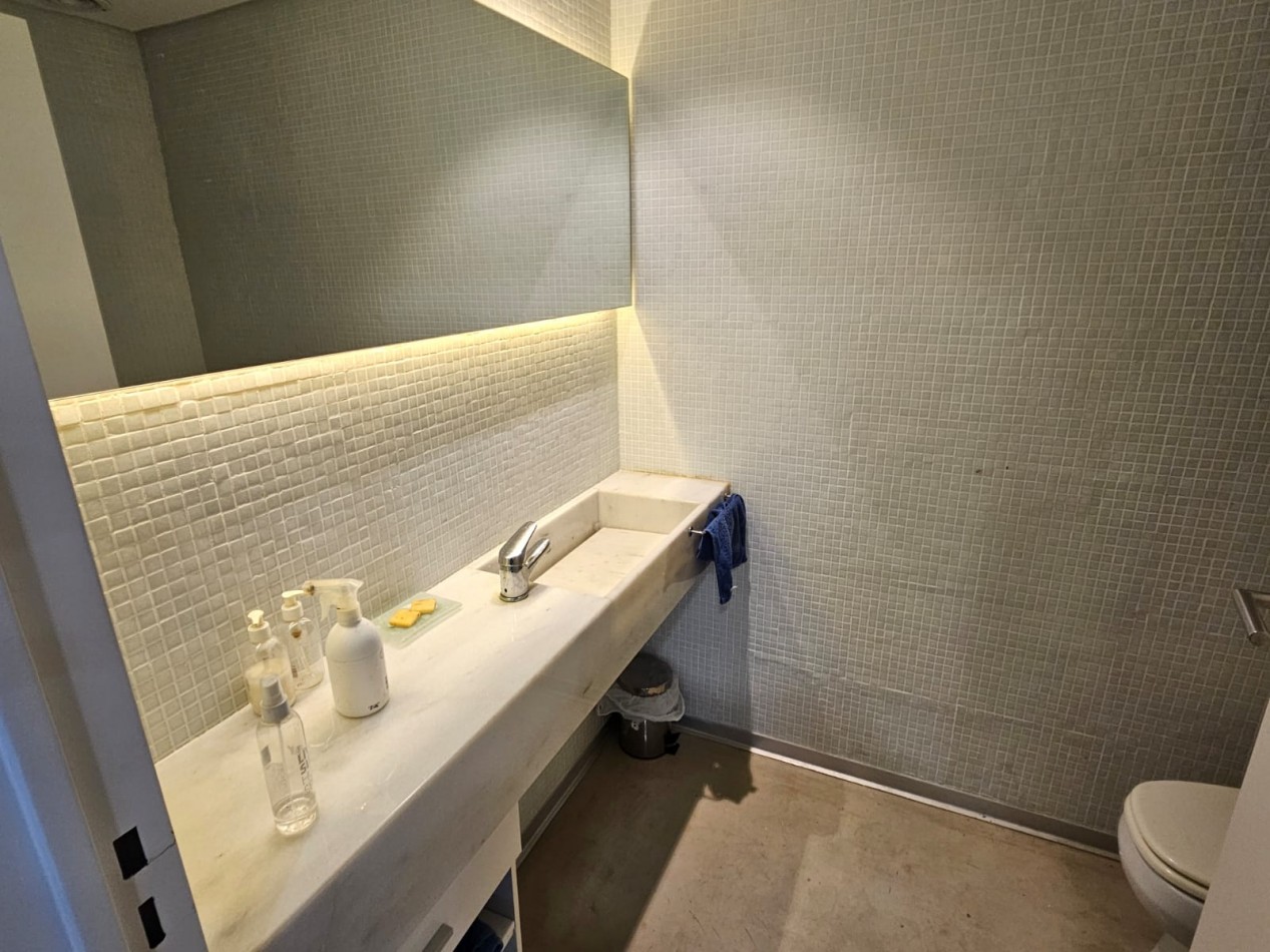 Excelente oficina en lugar exclusivo con cochera fija y cubietta