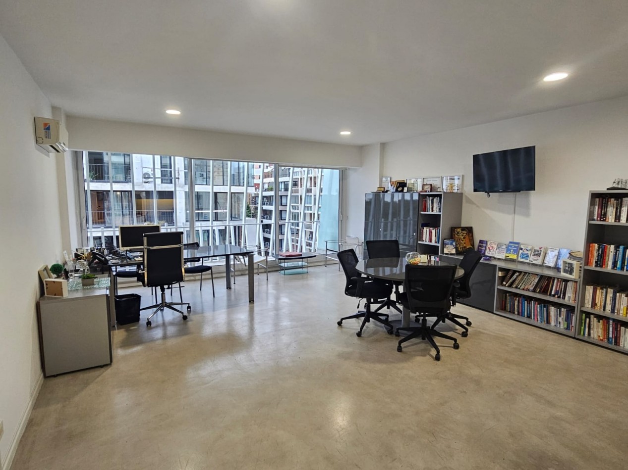 Excelente oficina en lugar exclusivo con cochera fija y cubietta