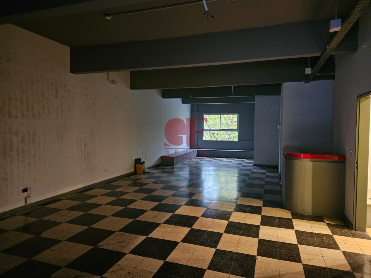 Importante salon en esquina, primer piso Multiuso / SIN EXPENSAS!!!