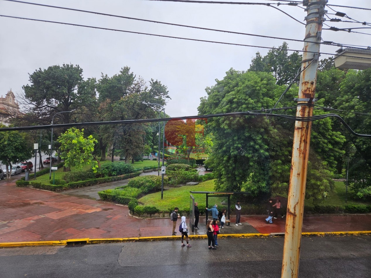 Importante salon en esquina, primer piso Multiuso / SIN EXPENSAS!!!