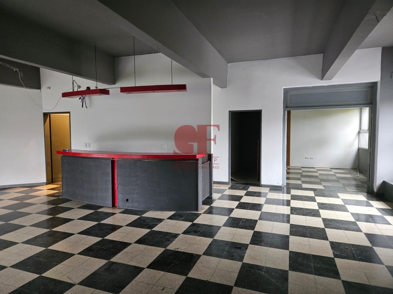 Importante salon en esquina, primer piso Multiuso / SIN EXPENSAS!!!