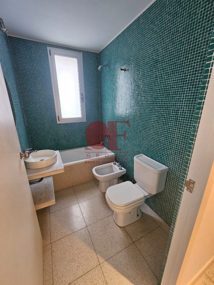Excelente y amplio 3 ambientes con gran living y 2 banos completos mas cochera