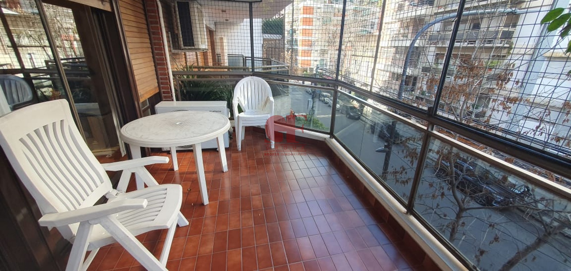 Confortable  semipiso con excelente distribucion y estado impecable!! Amplios balcones