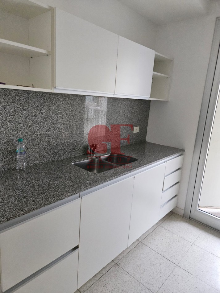 Excelente y amplio 3 ambientes con gran living y 2 banos completos mas cochera