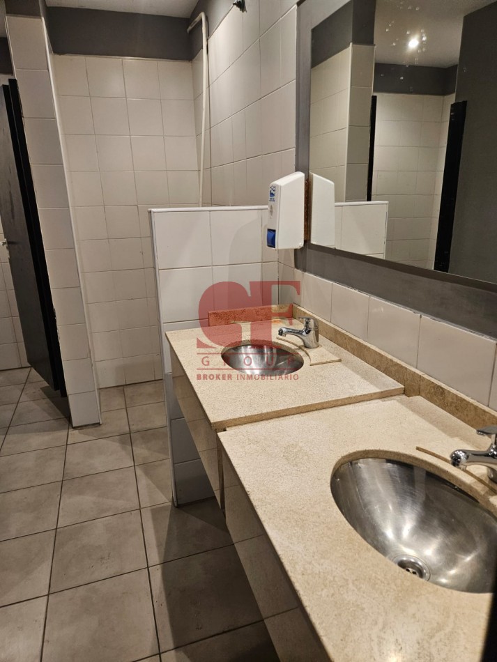 Importante salon en esquina, primer piso Multiuso / SIN EXPENSAS!!!