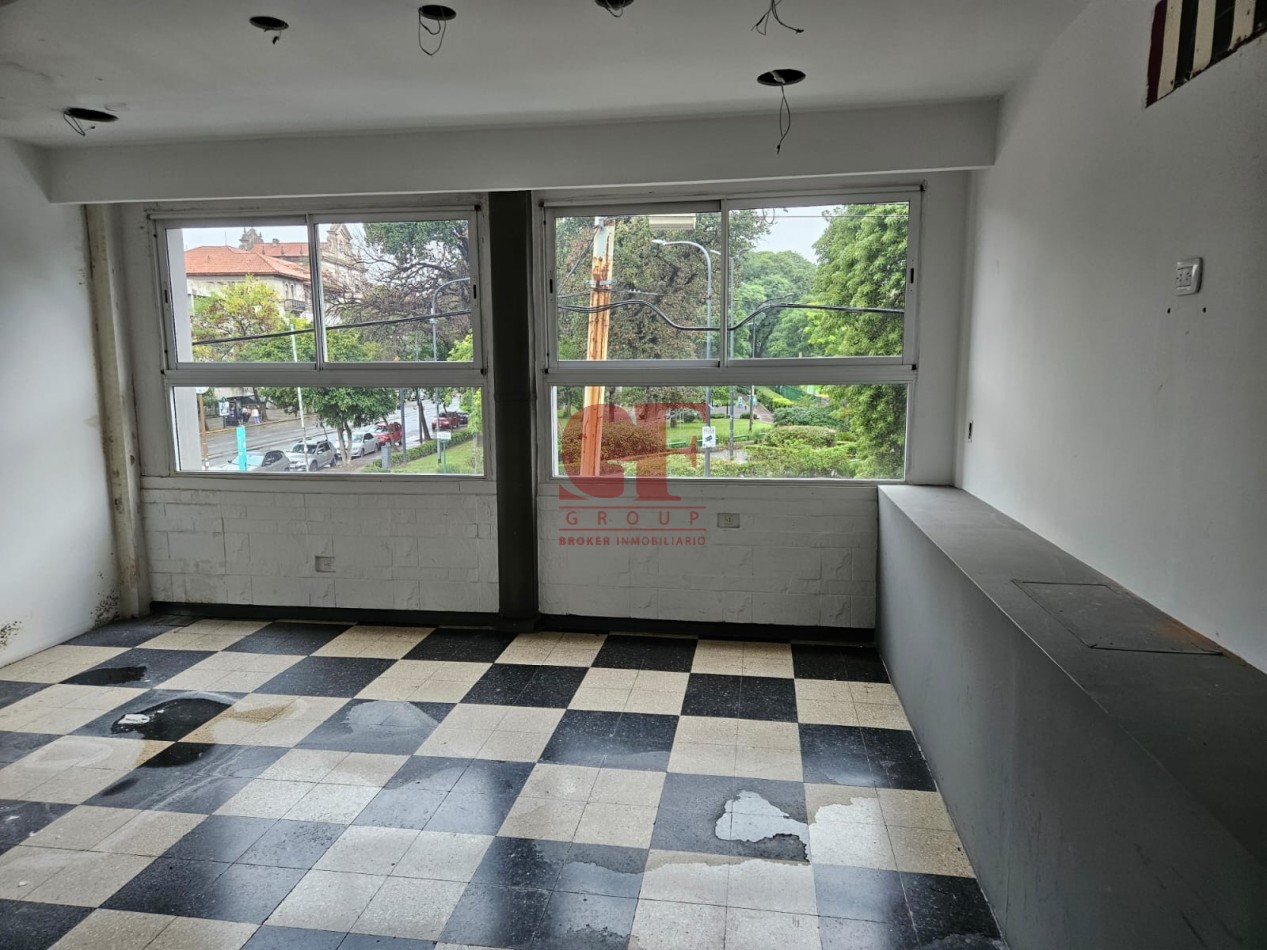 Importante salon en esquina, primer piso Multiuso / SIN EXPENSAS!!!