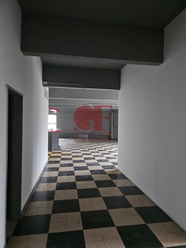 Importante salon en esquina, primer piso Multiuso / SIN EXPENSAS!!!