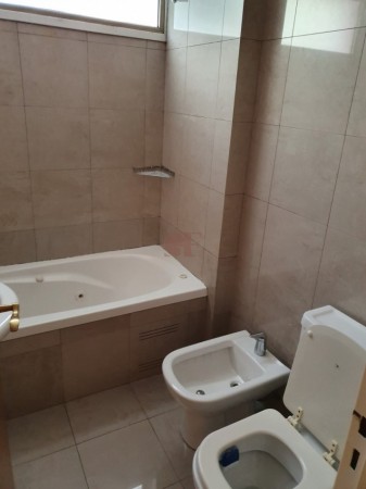 Hermoso y Funcional Semi piso en La Imprenta! con 5 cocheras