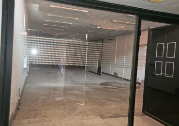 Importante Local sobre avenida , a metros de Estacion Constitucion y del microcentro