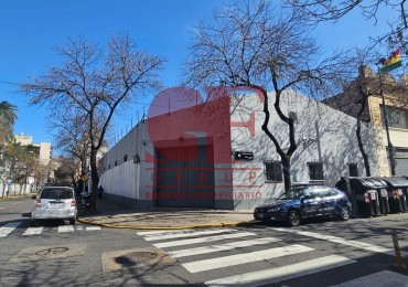 Excelente galpon en esquina
